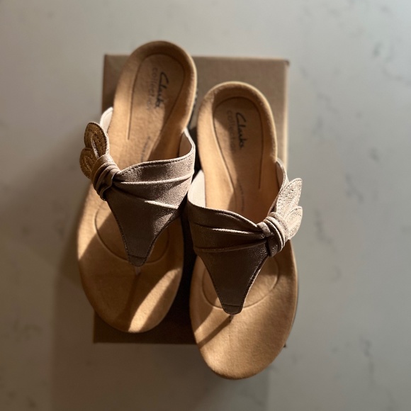 NWT Clarks Taupe Metallic Laurieann Rae Flat Sandal - Picture 8 of 13